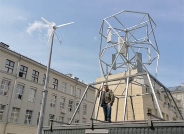 Вертикальный ветрогенератор на бытовке, г.Москва (МЭИ)